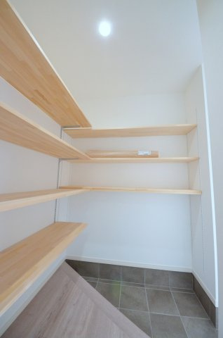 伴東三丁目の収納|玄関横には、靴だけでなくベビーカーやアウトドア用品、ゴルフバッグも丸ごと収まる大容量のシューズインクローゼットがあります