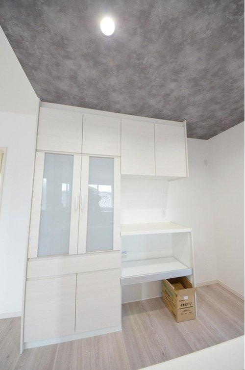山本6丁目の収納|大容量のカップボードが標準装備！キッチン周りの収納スペースもしっかり確保されています。