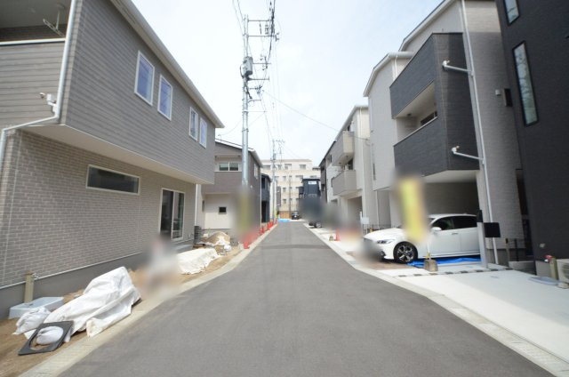 庚午中1丁目の前面道路含む現地写真|南向きで陽当たりが良く、窓の多いリビング空間。オープンタイプの対面式キッチンでリビングが隅まで見渡せます。キッチンにいながら小さなお子様にも目が届き安心です。