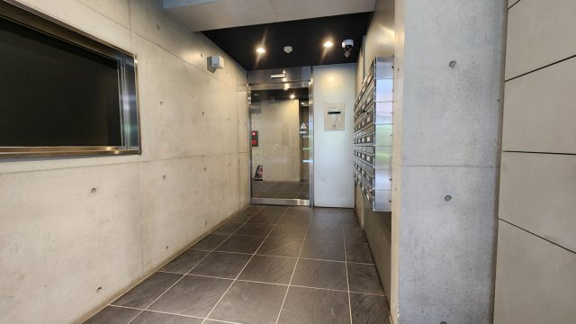 アプレシティ両国のエントランス|風除室