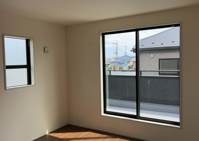 【寝室】 | 寝室でゆっくりと過ごすためにはベッド周りの適度な空間を担保することや窓の位置、照明の明るさ、寝室の広さなどを考える必要があります。自身や家族の構成とライフスタイルに併せて寝室にする部屋を選びましょう！