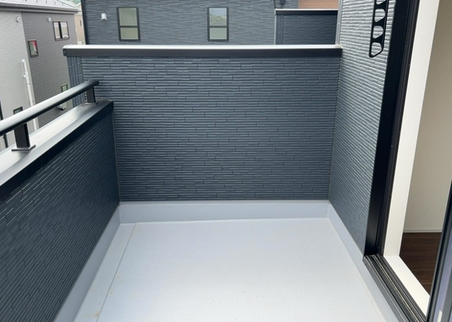 【バルコニー】 | バルコニーは、室外の専用スペースのうち、「屋根がなく開放された空間」であるものを指します。ベランダより広いタイプのものが多く、日当たりもよいため家庭菜園などを楽しみたい人にとって適した環境となります。