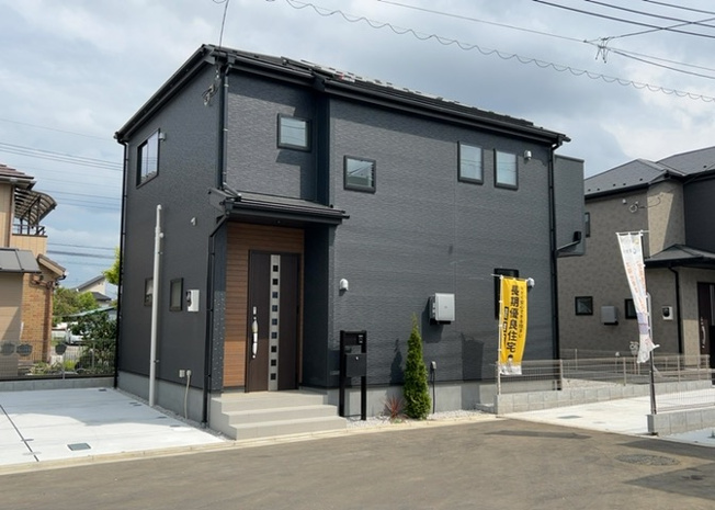 【外観】 | ついに完成致しました！現地をご見学に行く際は、道路の幅や周辺の交通量、施設などをご確認頂くことをおすすめします！物件の流れが早いため、内見をしたい方はお早めに当社営業までお問い合わせ頂きご予約下さい！