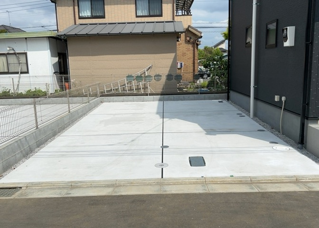 【駐車場】 | 駐車場と明記されていても、最小スペースでつくられた駐車場だと大型車は駐車できなかったり、出入りしにくくなったりする可能性があります。お車のサイズと購入したい物件の駐車場のサイズを現地で確認しましょう。