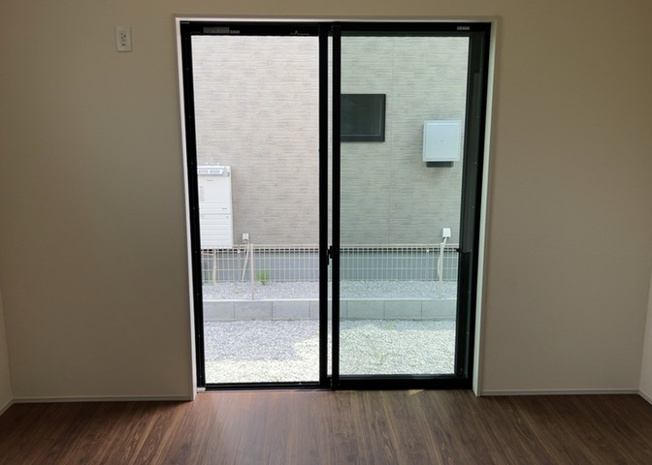 【内装】 | サッシとは、ガラス窓に使用される金属製の窓枠のことです。一般的に住宅建築では、金属製建具工事の段階で備え付けるもので、ガラス類や玄関、バスルームのスチール製のドアなどと同じタイミングで工事を行います。