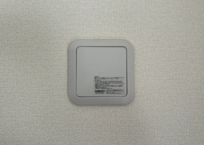 【冷暖房・空調設備】 | 1日中建物内の換気が行われるように設計された仕組みです。気密性の高い住宅は、家に籠った空気でシックハウス症候群になる可能性がありますが、24時間換気システムであれば計画的な換気で対策が可能です。