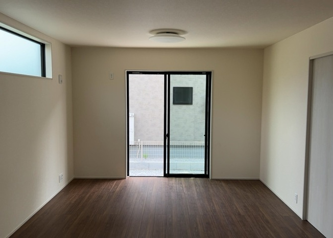 【居間・リビング】 | 直線タイプはLとDKを一直線に並べた形で対面キッチンのタイプです。一般的なのでよく見かけるかもしれません。直線タイプに似た直接アイランドタイプは、キッチンとダイニングの間に壁がない分広く感じられます。