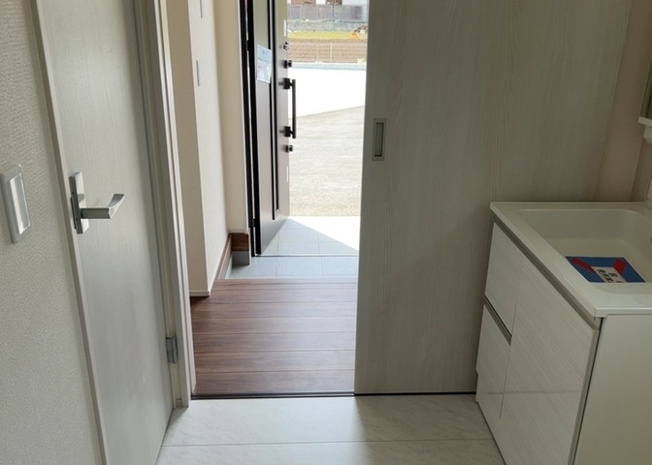 【脱衣所】 | 多くの戸建て住宅で見かける洗面脱衣所は、洗面台と洗濯機が2畳ほどのスペースに並べられていて、洗面所が脱衣所を兼ね備えている間取りが一般的です。お客様が利用することもある、パブリックな空間でもあります。