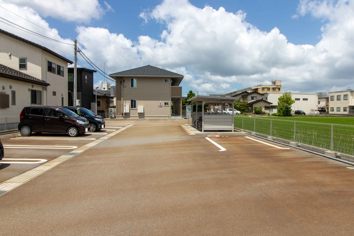 ルミネス大坪の駐車場