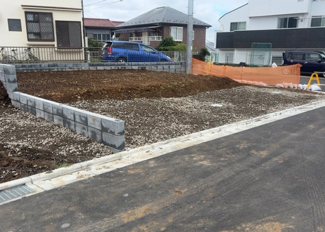 【外観】 | 家を建てる場合、方位は要チェックです。現実的に日当たりのよい家ならばリビングは南側、建築基準法でも北側に当たる家への配慮は求められています。土地を見学に行く際は、方位磁針を持って行くようにしましょう。
