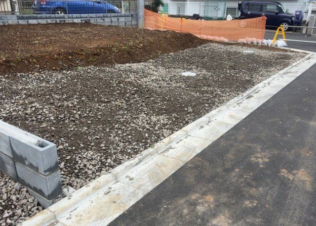 【外観】 | 土地の前の道路に消火栓が設置されていることがあります。この場合、道路交通法第45条第1項により、駐車禁止の場所が指定されています。そのため、車庫などの駐車スペースをつくることができない場合があります。
