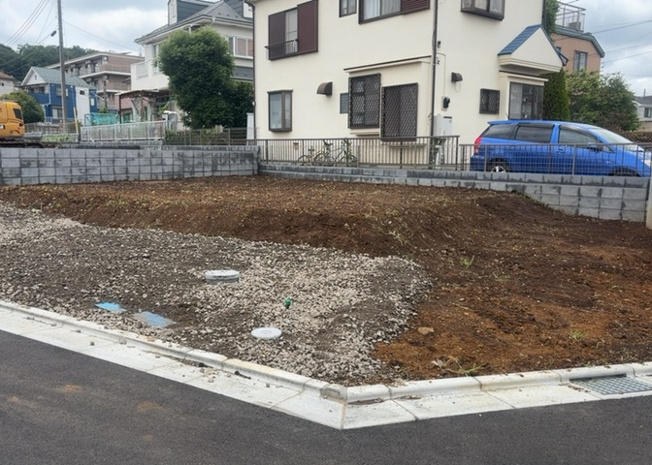 【外観】 | 現地に行くなら、物件の周囲の地形がどうなっているかを見ることも大切です。周辺より低くなっている土地では、大雨などで水が集まりやすいため、地盤が弱くなっているということも考えられるため、注意が必要です。