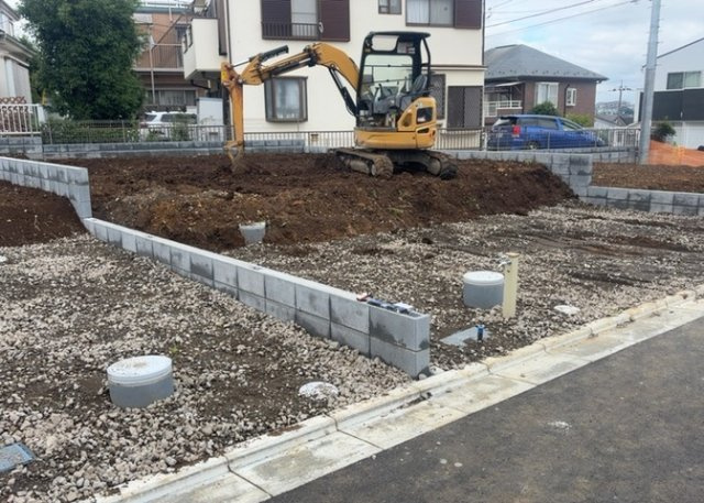 【外観】 | 土地を買う際、住む地域の自治体や福祉の補助制度にも注目してみましょう。子供や老人の医療補助やゴミ出しのルールなど、自治体によってルールに大きな違いがあるため、暮らしやすい土地で判断するとよいでしょう。