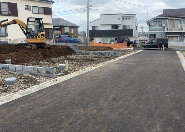 【外観】 | 土地の前の道路に消火栓が設置されていることがあります。この場合、道路交通法第45条第1項により、駐車禁止の場所が指定されています。そのため、車庫などの駐車スペースをつくることができない場合があります。