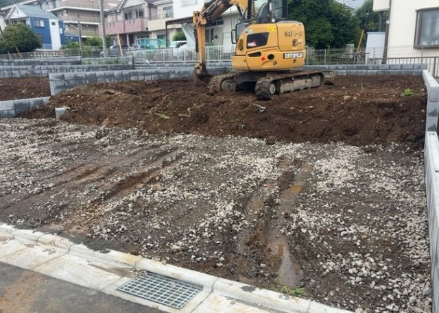 【外観】 | 家を建てる前提で土地を探している場合、地盤の丈夫さは譲れない条件の一つです。地盤が脆弱だと追加工事が必要となります。また、過去に地盤沈下や液状化現象を起こした土地は、できるだけ避けた方がいいでしょう。