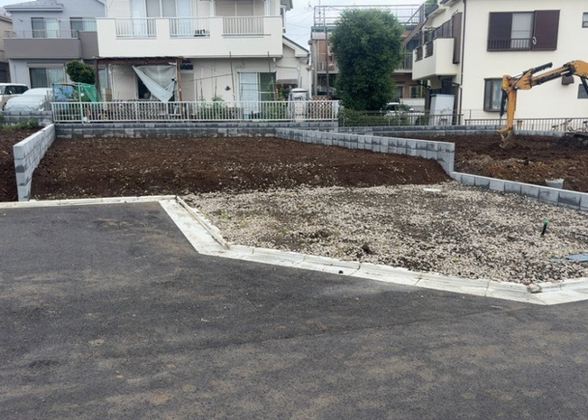 【外観】 | 土地の形が極端に長細かったり、狭小地、あるいは道路との高低差がある傾斜地だった場合、後々売ろうとしても買い手がつかない場合もあります。後々、売却することになった時に価値の下がらない土地を選びましょう。