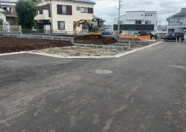 【外観】 | 家を建てる場合、方位は要チェックです。現実的に日当たりのよい家ならばリビングは南側、建築基準法でも北側に当たる家への配慮は求められています。土地を見学に行く際は、方位磁針を持って行くようにしましょう。