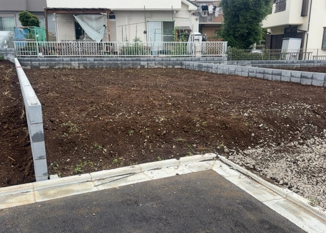 【外観】 | 土地の前の道路に消火栓が設置されていることがあります。この場合、道路交通法第45条第1項により、駐車禁止の場所が指定されています。そのため、車庫などの駐車スペースをつくることができない場合があります。