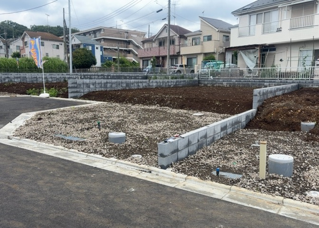 【外観】 | 現地に行くなら、物件の周囲の地形がどうなっているかを見ることも大切です。周辺より低くなっている土地では、大雨などで水が集まりやすいため、地盤が弱くなっているということも考えられるため、注意が必要です。