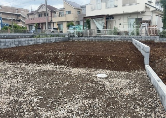 【外観】 | 家を建てる前提で土地を探している場合、地盤の丈夫さは譲れない条件の一つです。地盤が脆弱だと追加工事が必要となります。また、過去に地盤沈下や液状化現象を起こした土地は、できるだけ避けた方がいいでしょう。