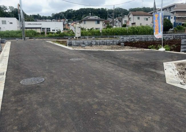 【外観】 | 現地に行くなら、物件の周囲の地形がどうなっているかを見ることも大切です。周辺より低くなっている土地では、大雨などで水が集まりやすいため、地盤が弱くなっているということも考えられるため、注意が必要です。