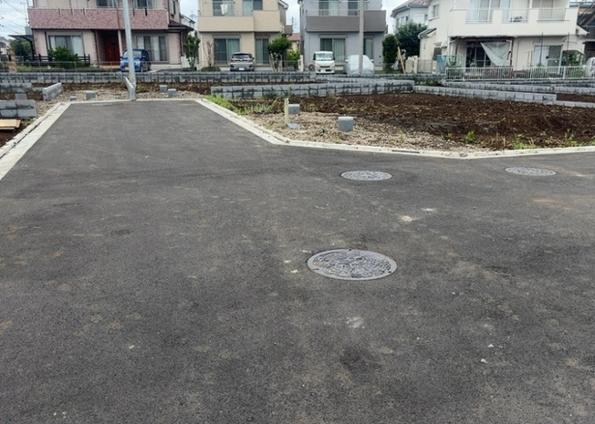 【外観】 | 土地の形が極端に長細かったり、狭小地、あるいは道路との高低差がある傾斜地だった場合、後々売ろうとしても買い手がつかない場合もあります。後々、売却することになった時に価値の下がらない土地を選びましょう。