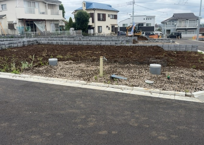 【外観】 | 土地を買う際、住む地域の自治体や福祉の補助制度にも注目してみましょう。子供や老人の医療補助やゴミ出しのルールなど、自治体によってルールに大きな違いがあるため、暮らしやすい土地で判断するとよいでしょう。