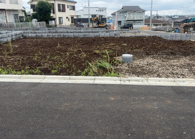 【外観】 | 土地の前の道路に消火栓が設置されていることがあります。この場合、道路交通法第45条第1項により、駐車禁止の場所が指定されています。そのため、車庫などの駐車スペースをつくることができない場合があります。