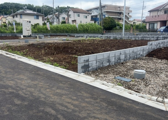【外観】 | 現地に行くなら、物件の周囲の地形がどうなっているかを見ることも大切です。周辺より低くなっている土地では、大雨などで水が集まりやすいため、地盤が弱くなっているということも考えられるため、注意が必要です。