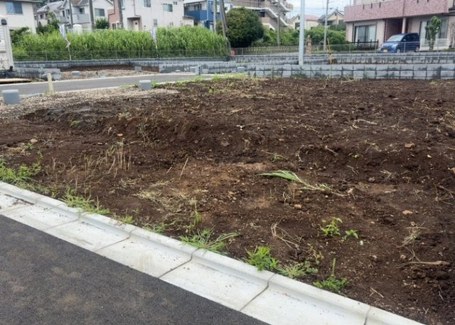 【外観】 | 隣家の土地はどうなっているのか、生活利便施設が近くにあるのか、学校まで近いかなど、お客様のライフスタイルにあわせたイメージが重要です。また、近くにあると困る施設が近くにないかも確認するといいでしょう。