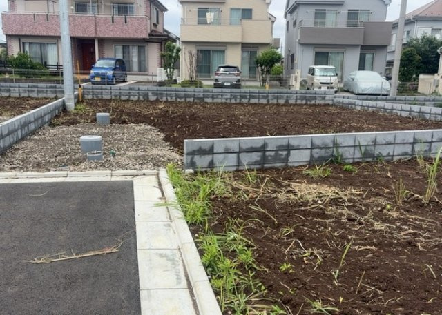 【外観】 | 土地の形が極端に長細かったり、狭小地、あるいは道路との高低差がある傾斜地だった場合、後々売ろうとしても買い手がつかない場合もあります。後々、売却することになった時に価値の下がらない土地を選びましょう。