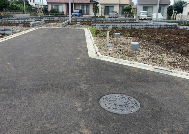 【外観】 | 家を建てる場合、方位は要チェックです。現実的に日当たりのよい家ならばリビングは南側、建築基準法でも北側に当たる家への配慮は求められています。土地を見学に行く際は、方位磁針を持って行くようにしましょう。