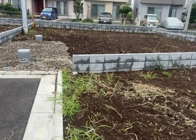 【外観】 | 土地を買う際、住む地域の自治体や福祉の補助制度にも注目してみましょう。子供や老人の医療補助やゴミ出しのルールなど、自治体によってルールに大きな違いがあるため、暮らしやすい土地で判断するとよいでしょう。
