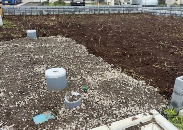 【外観】 | 土地の前の道路に消火栓が設置されていることがあります。この場合、道路交通法第45条第1項により、駐車禁止の場所が指定されています。そのため、車庫などの駐車スペースをつくることができない場合があります。