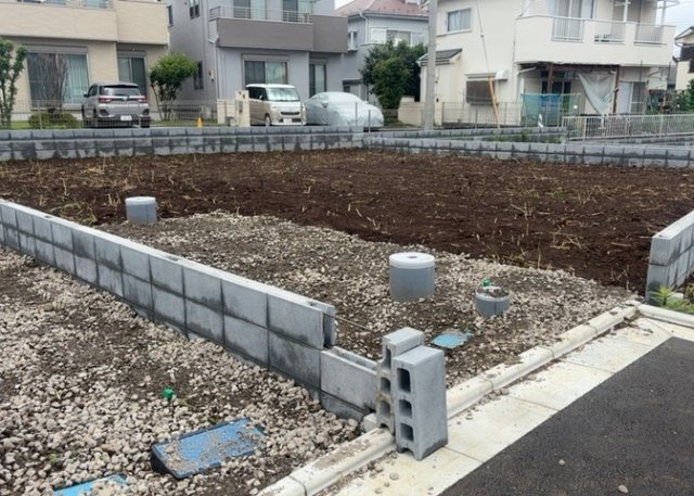 【外観】 | 現地に行くなら、物件の周囲の地形がどうなっているかを見ることも大切です。周辺より低くなっている土地では、大雨などで水が集まりやすいため、地盤が弱くなっているということも考えられるため、注意が必要です。