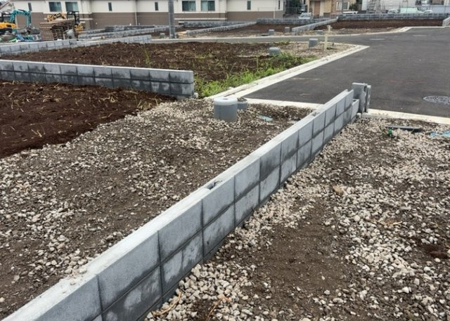 【外観】 | 土地購入を検討されている場合、境界杭がない状態で購入してしまうと境界確定測量をする必要があり、費用がかかります。購入の前に、売主、隣土地所有者立ち合いのもと境界を確定し境界杭を設置するのがベストです。