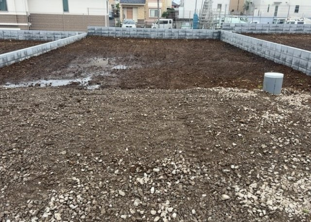 【外観】 | 土地の形が極端に長細かったり、狭小地、あるいは道路との高低差がある傾斜地だった場合、後々売ろうとしても買い手がつかない場合もあります。後々、売却することになった時に価値の下がらない土地を選びましょう。