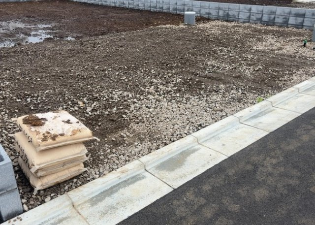 【外観】 | 家を建てる場合、方位は要チェックです。現実的に日当たりのよい家ならばリビングは南側、建築基準法でも北側に当たる家への配慮は求められています。土地を見学に行く際は、方位磁針を持って行くようにしましょう。