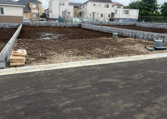 【外観】 | 土地を買う際、住む地域の自治体や福祉の補助制度にも注目してみましょう。子供や老人の医療補助やゴミ出しのルールなど、自治体によってルールに大きな違いがあるため、暮らしやすい土地で判断するとよいでしょう。