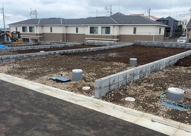 【外観】 | 現地に行くなら、物件の周囲の地形がどうなっているかを見ることも大切です。周辺より低くなっている土地では、大雨などで水が集まりやすいため、地盤が弱くなっているということも考えられるため、注意が必要です。