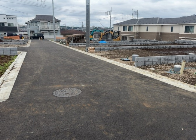 【外観】 | 隣家の土地はどうなっているのか、生活利便施設が近くにあるのか、学校まで近いかなど、お客様のライフスタイルにあわせたイメージが重要です。また、近くにあると困る施設が近くにないかも確認するといいでしょう。