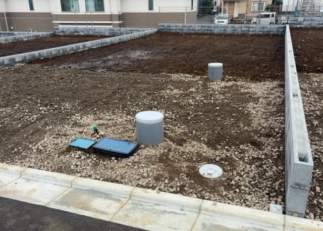 【外観】 | 家を建てる前提で土地を探している場合、地盤の丈夫さは譲れない条件の一つです。地盤が脆弱だと追加工事が必要となります。また、過去に地盤沈下や液状化現象を起こした土地は、できるだけ避けた方がいいでしょう。