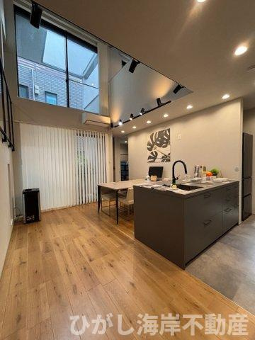 藤沢市大庭　中古戸建の居間・リビング|11.5帖　吹抜付LDK