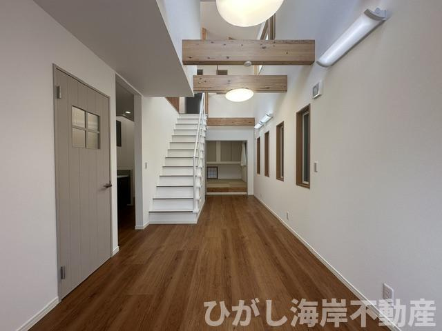 藤沢市片瀬2丁目　中古戸建の居間・リビング|新規リフォーム完了！　15帖　吹抜付LDK