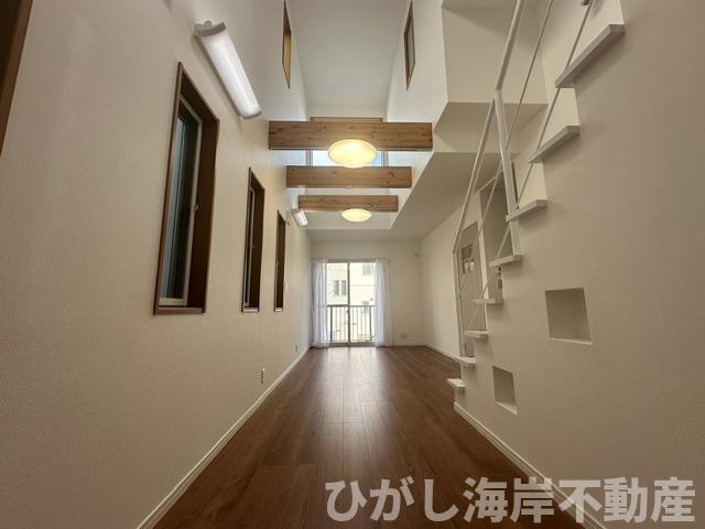藤沢市片瀬2丁目　中古戸建の居間・リビング|新規リフォーム完了！　15帖　吹抜付LDK