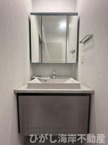 藤沢市片瀬2丁目　中古戸建の独立洗面台|新規リフォーム完了！　三面鏡化粧台
