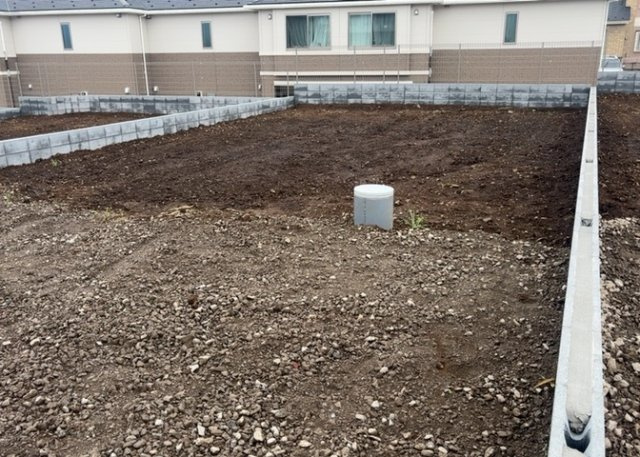 【外観】 | 家を建てる前提で土地を探している場合、地盤の丈夫さは譲れない条件の一つです。地盤が脆弱だと追加工事が必要となります。また、過去に地盤沈下や液状化現象を起こした土地は、できるだけ避けた方がいいでしょう。