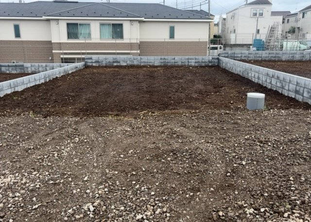 【外観】 | 人が暮らすうえで日光は大切な要素となります。日当たりの良さは譲れないポイントですね。併せて近くに大きな建築物の建築予定がないか、あるいはそれが可能な土地が近くにないか事前に確認することもお勧めします。