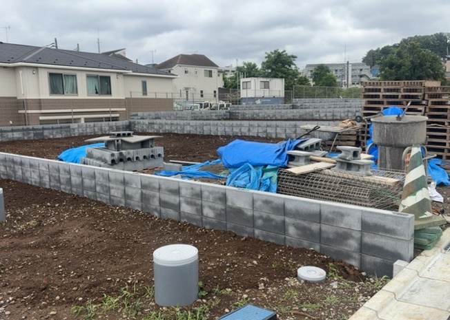【外観】 | 家を建てる場合、方位は要チェックです。現実的に日当たりのよい家ならばリビングは南側、建築基準法でも北側に当たる家への配慮は求められています。土地を見学に行く際は、方位磁針を持って行くようにしましょう。