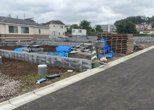 【外観】 | 土地を買う際、住む地域の自治体や福祉の補助制度にも注目してみましょう。子供や老人の医療補助やゴミ出しのルールなど、自治体によってルールに大きな違いがあるため、暮らしやすい土地で判断するとよいでしょう。